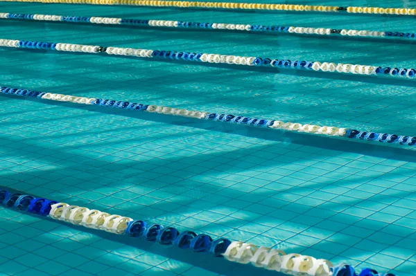 Piscina Desportiva Faixas Natação Divididas Para Nadadores — Fotografia de Stock