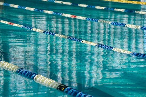 Piscina Desportiva Faixas Natação Divididas Para Nadadores — Fotografia de Stock