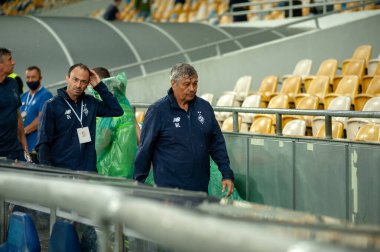 KYIV, UKRAINE - 25 Ağustos 2020: Mircea Lucescu, Ukrayna Süper Kupası FC Shakhtar maçında teknik direktör ve teknik direktör.