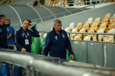 KYIV, UKRAINE - 25 Ağustos 2020: Mircea Lucescu, Ukrayna Süper Kupası FC Shakhtar maçında teknik direktör ve teknik direktör.