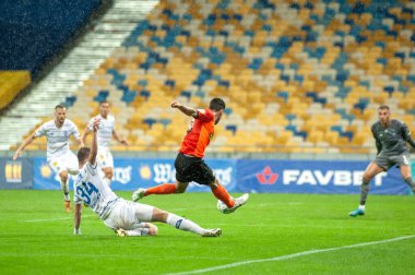 KYIV, UKRAINE - 25 AĞUSTOS 2020: Manor Solomon FC Shakhtar Donetsk 'in orta saha oyuncusu Ukrayna Süper Kupası' nın FC Dinamo Kyiv 'e karşı yağmurlu karşılaşmasında saldırıya uğradı