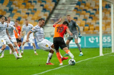 KYIV, UKRAINE - 25 AĞUSTOS 2020: Manor Solomon FC Shakhtar Donetsk 'in orta saha oyuncusu Ukrayna Süper Kupası' nın FC Dinamo Kyiv 'e karşı yağmurlu karşılaşmasında saldırıya uğradı