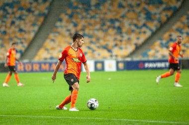KYIV, UKRAINE - 25 AĞUSTOS 2020: Manor Solomon FC Shakhtar Donetsk 'in orta saha oyuncusu Ukrayna Süper Kupası' nın FC Dinamo Kyiv 'e karşı yağmurlu karşılaşmasında saldırıya uğradı