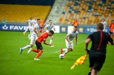 KYIV, UKRAINE - 25 AĞUSTOS 2020: Manor Solomon FC Shakhtar Donetsk 'in orta saha oyuncusu Ukrayna Süper Kupası' nın FC Dinamo Kyiv 'e karşı yağmurlu karşılaşmasında saldırıya uğradı