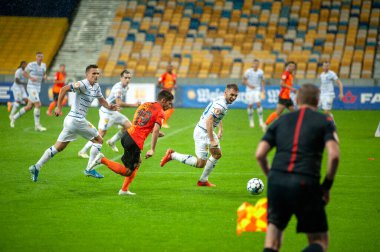 KYIV, UKRAINE - 25 AĞUSTOS 2020: Manor Solomon FC Shakhtar Donetsk 'in orta saha oyuncusu Ukrayna Süper Kupası' nın FC Dinamo Kyiv 'e karşı yağmurlu karşılaşmasında saldırıya uğradı