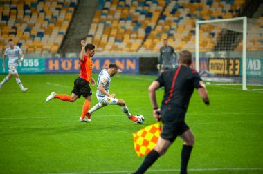 KYIV, UKRAINE - 25 AĞUSTOS 2020: Manor Solomon FC Shakhtar Donetsk 'in orta saha oyuncusu Ukrayna Süper Kupası' nın FC Dinamo Kyiv 'e karşı yağmurlu karşılaşmasında saldırıya uğradı