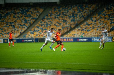 KYIV, UKRAINE - 25 AĞUSTOS 2020: Manor Solomon FC Shakhtar Donetsk 'in orta saha oyuncusu Ukrayna Süper Kupası' nın FC Dinamo Kyiv 'e karşı yağmurlu karşılaşmasında saldırıya uğradı