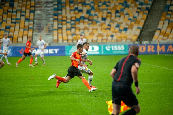 KYIV, UKRAINE - 25 AĞUSTOS 2020: Manor Solomon FC Shakhtar Donetsk 'in orta saha oyuncusu Ukrayna Süper Kupası' nın FC Dinamo Kyiv 'e karşı yağmurlu karşılaşmasında saldırıya uğradı