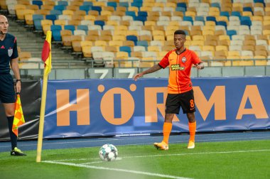 KYIV, UKRAINE - 25 Ağustos 2020: Marcos Antonio FC Shakhtar Donetsk 'in orta saha oyuncusu Ukrayna Süper Kupası' nın FC Dinamo Kyiv 'e karşı oynadığı yağmur maçı sırasında saldırdı