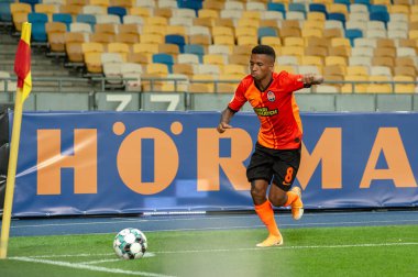 KYIV, UKRAINE - 25 Ağustos 2020: Marcos Antonio FC Shakhtar Donetsk 'in orta saha oyuncusu Ukrayna Süper Kupası' nın FC Dinamo Kyiv 'e karşı oynadığı yağmur maçı sırasında saldırdı