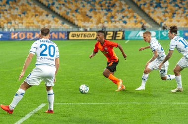 KYIV, UKRAINE - 25 Ağustos 2020: Marcos Antonio FC Shakhtar Donetsk 'in orta saha oyuncusu Ukrayna Süper Kupası' nın FC Dinamo Kyiv 'e karşı oynadığı yağmur maçı sırasında saldırdı