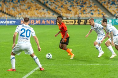 KYIV, UKRAINE - 25 Ağustos 2020: Marcos Antonio FC Shakhtar Donetsk 'in orta saha oyuncusu Ukrayna Süper Kupası' nın FC Dinamo Kyiv 'e karşı oynadığı yağmur maçı sırasında saldırdı