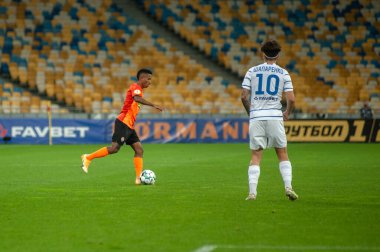 KYIV, UKRAINE - 25 Ağustos 2020: Marcos Antonio FC Shakhtar Donetsk 'in orta saha oyuncusu Ukrayna Süper Kupası' nın FC Dinamo Kyiv 'e karşı oynadığı yağmur maçı sırasında saldırdı