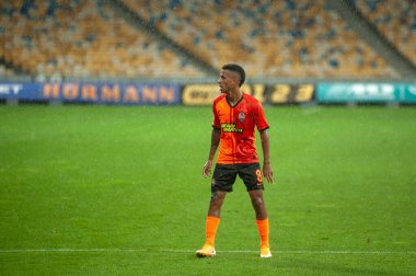 KYIV, UKRAINE - 25 Ağustos 2020: Marcos Antonio FC Shakhtar Donetsk 'in orta saha oyuncusu Ukrayna Süper Kupası' nın FC Dinamo Kyiv 'e karşı oynadığı yağmur maçı sırasında saldırdı