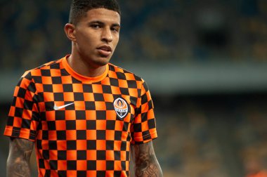 KYIV, UKRAINE - 25 AĞUSTOS 2020: FC Shakhtar Donetsk 'in Dodo savunucusu Ukrayna Süper Kupası' nın FC Dinamo Kyiv 'e karşı oynanan yağmur maçı sırasında saldırdı