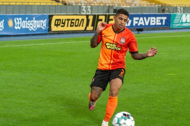 KYIV, UKRAINE - 25 AĞUSTOS 2020: FC Shakhtar Donetsk 'in Dodo savunucusu Ukrayna Süper Kupası' nın FC Dinamo Kyiv 'e karşı oynanan yağmur maçı sırasında saldırdı