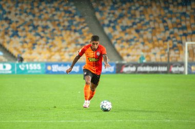 KYIV, UKRAINE - 25 AĞUSTOS 2020: FC Shakhtar Donetsk 'in Dodo savunucusu Ukrayna Süper Kupası' nın FC Dinamo Kyiv 'e karşı oynanan yağmur maçı sırasında saldırdı