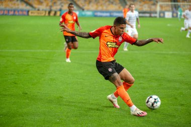 KYIV, UKRAINE - 25 AĞUSTOS 2020: FC Shakhtar Donetsk 'in Dodo savunucusu Ukrayna Süper Kupası' nın FC Dinamo Kyiv 'e karşı oynanan yağmur maçı sırasında saldırdı