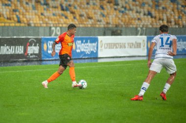 KYIV, UKRAINE - 25 AĞUSTOS 2020: FC Shakhtar Donetsk 'in Dodo savunucusu Ukrayna Süper Kupası' nın FC Dinamo Kyiv 'e karşı oynanan yağmur maçı sırasında saldırdı