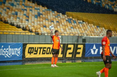 KYIV, UKRAINE - 25 AĞUSTOS 2020: FC Shakhtar Donetsk 'in Dodo savunucusu Ukrayna Süper Kupası' nın FC Dinamo Kyiv 'e karşı oynanan yağmur maçı sırasında saldırdı