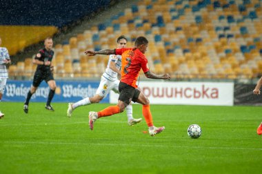 KYIV, UKRAINE - 25 AĞUSTOS 2020: FC Shakhtar Donetsk 'in Dodo savunucusu Ukrayna Süper Kupası' nın FC Dinamo Kyiv 'e karşı oynanan yağmur maçı sırasında saldırdı