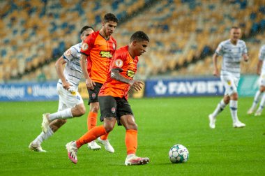 KYIV, UKRAINE - 25 AĞUSTOS 2020: FC Shakhtar Donetsk 'in Dodo savunucusu Ukrayna Süper Kupası' nın FC Dinamo Kyiv 'e karşı oynanan yağmur maçı sırasında saldırdı