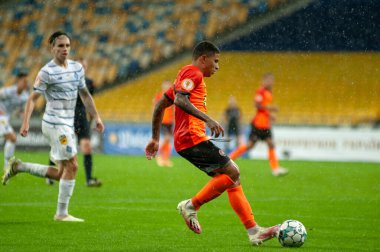 KYIV, UKRAINE - 25 AĞUSTOS 2020: FC Shakhtar Donetsk 'in Dodo savunucusu Ukrayna Süper Kupası' nın FC Dinamo Kyiv 'e karşı oynanan yağmur maçı sırasında saldırdı