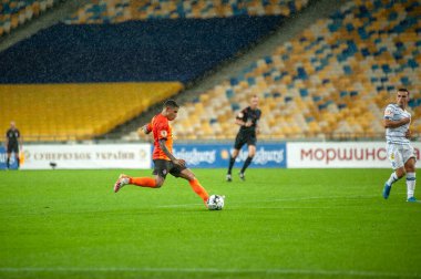 KYIV, UKRAINE - 25 AĞUSTOS 2020: FC Shakhtar Donetsk 'in Dodo savunucusu Ukrayna Süper Kupası' nın FC Dinamo Kyiv 'e karşı oynanan yağmur maçı sırasında saldırdı