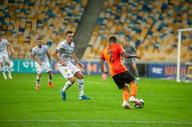 KYIV, UKRAINE - 25 AĞUSTOS 2020: FC Shakhtar Donetsk 'in Dodo savunucusu Ukrayna Süper Kupası' nın FC Dinamo Kyiv 'e karşı oynanan yağmur maçı sırasında saldırdı