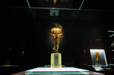 DORTMUND, ALMANY - 19 AĞUSTOS 2020: Alman futbol müzesinde Dünya Kupası. Jules Rimet 'in Ödülü