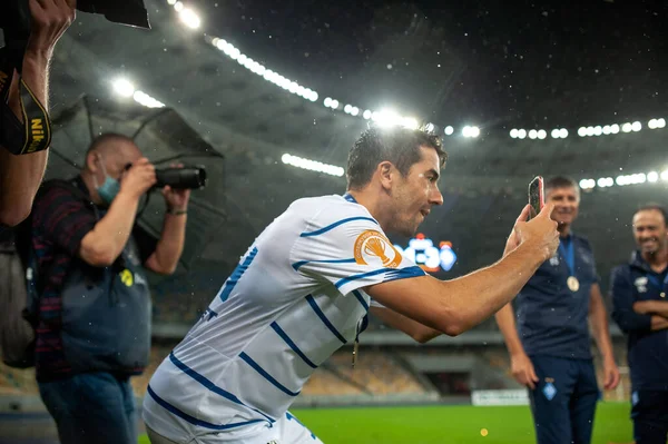 Kyiv, Ukrayna - 25 Ağustos 2020: Dinamo Kyiv 'in Ukrayna Süper Kupası' ndan sonra Dinamo Kyiv 'in savunucusu