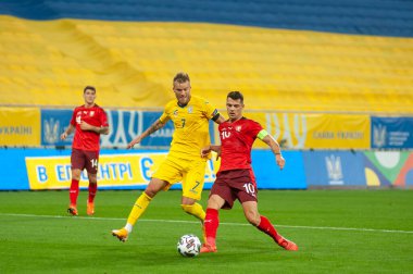 Lviv, Ukrayna - 03 Eylül 2020: Andriy Yarmolenko ve Granit Xhaka UEFA Ligi Ukrayna - İsviçre maçında
