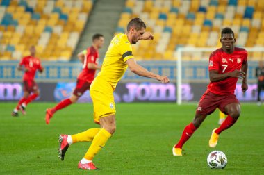 Lviv, Ukrayna - 03 Eylül 2020: Serhiy Kryvtsov - Breel Embolo 'ya karşı UEFA Ligi Ukrayna - İsviçre maçında