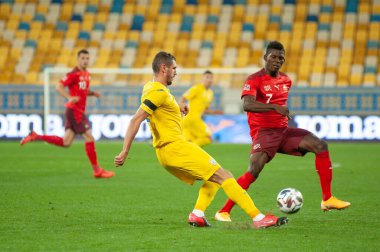 Lviv, Ukrayna - 03 Eylül 2020: Serhiy Kryvtsov - Breel Embolo 'ya karşı UEFA Ligi Ukrayna - İsviçre maçında