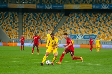 Lviv, Ukrayna - 03 Eylül 2020: Serhiy Kryvtsov UEFA Ligi Ukrayna-İsviçre maçında Ruben Vargas 'a karşı