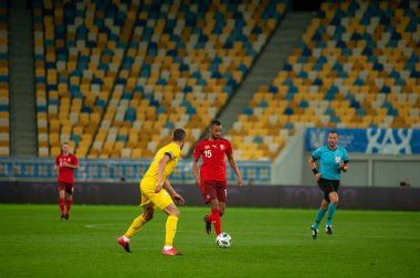 Lviv, Ukrayna - 03 Eylül 2020: Serhiy Kryvtsov UEFA Ligi 'nin İsviçre' ye karşı oynadığı futbol karşılaşmasında Djibril Sow 'a karşı