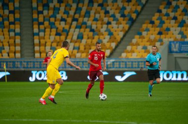 Lviv, Ukrayna - 03 Eylül 2020: Serhiy Kryvtsov UEFA Ligi 'nin İsviçre' ye karşı oynadığı futbol karşılaşmasında Djibril Sow 'a karşı