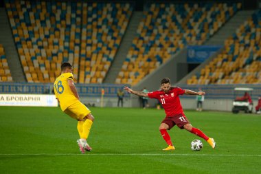 Lviv, Ukrayna - 03 Eylül 2020: Renato Steffen, Oleksandr Tymchyk 'e karşı UEFA Ligi Ukrayna-İsviçre maçında