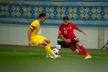 Lviv, Ukrayna - 03 Eylül 2020: Renato Steffen, Oleksandr Tymchyk 'e karşı UEFA Ligi Ukrayna-İsviçre maçında