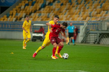 Lviv, Ukrayna - 03 Eylül 2020: Renato Steffen, UEFA Ligi Ukrayna-İsviçre maçında Ruslan Malinovskyi 'ye karşı