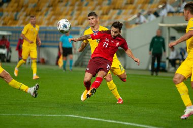 Lviv, Ukrayna - 03 Eylül 2020: Renato Steffen, UEFA Ligi Ukrayna-İsviçre maçında Ruslan Malinovskyi 'ye karşı