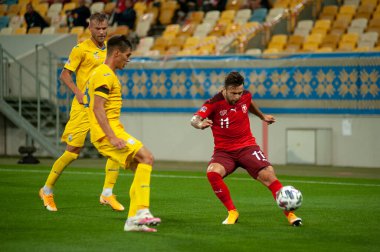 Lviv, Ukrayna - 03 Eylül 2020: Renato Steffen, Oleksandr Tymchyk ve Andriy Yarmolenko 'ya karşı UEFA Ligi Ukrayna - İsviçre maçında