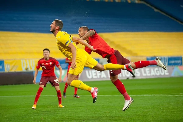 利沃夫 乌克兰 2020年9月3日 在欧洲足球联盟国家乌克兰对瑞士的足球比赛中 克里夫佐夫对哈里斯 塞夫罗维奇 — 图库照片