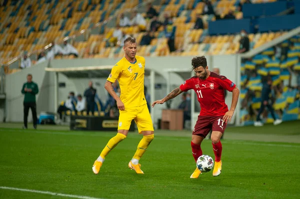Lviv, Ukrayna - 03 Eylül 2020: Andriy Yarmolenko ve Renato Steffen UEFA Ligi Ukrayna-İsviçre maçında