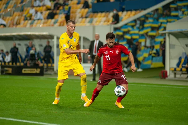 Lviv, Ukrayna - 03 Eylül 2020: Andriy Yarmolenko ve Renato Steffen UEFA Ligi Ukrayna-İsviçre maçında