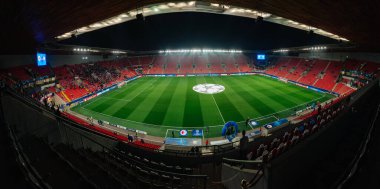 Prag, Çek Cumhuriyeti - 27 Kasım 2019: Sinobo Stadyumu, Eden Arna ve Synot Tip Arena, UEFA Şampiyonlar Ligi Slavia - Inter maçından önce.