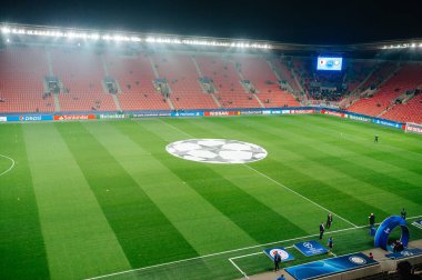 Prag, Çek Cumhuriyeti - 27 Kasım 2019: Sinobo Stadyumu, Eden Arna ve Synot Tip Arena, UEFA Şampiyonlar Ligi Slavia - Inter maçından önce.