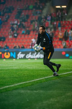Prag, Çek Cumhuriyeti - 27 Kasım 2019: Samir Handanoviç UEFA Şampiyonlar Ligi Slavia - Inter maçından önce.