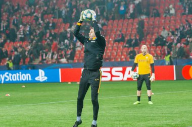 Prag, Çek Cumhuriyeti - 27 Kasım 2019: Samir Handanoviç UEFA Şampiyonlar Ligi Slavia - Inter maçından önce.