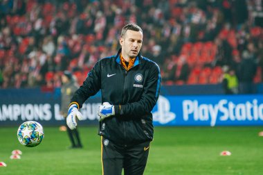 Prag, Çek Cumhuriyeti - 27 Kasım 2019: Samir Handanoviç UEFA Şampiyonlar Ligi Slavia - Inter maçından önce.
